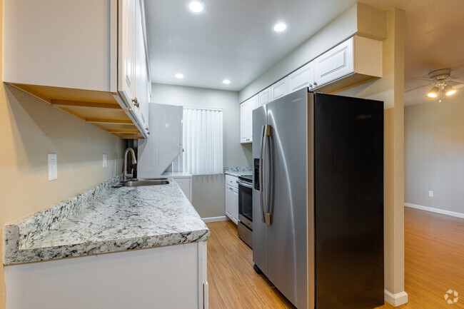 1 BR, 1 BA - 592 SF