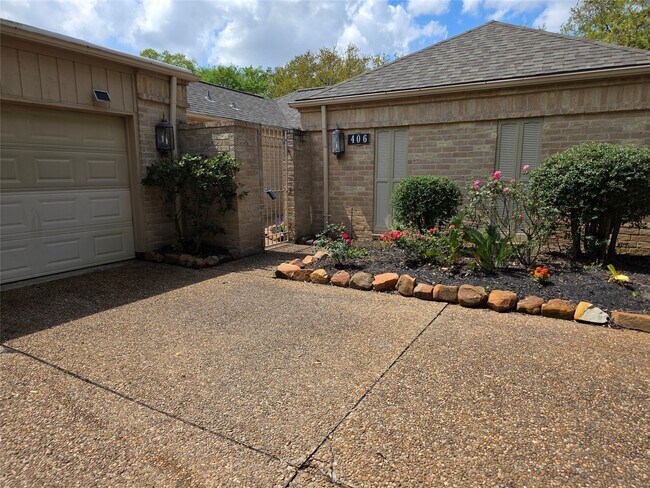 Photo - 406 Fox Briar Ln