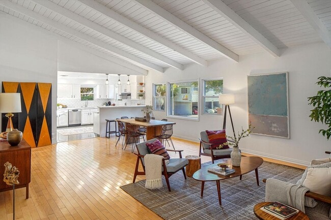 Photo - 1102 Maple St