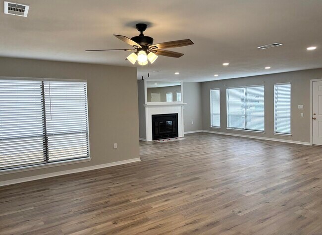 Photo - 926 Holbrook Cir