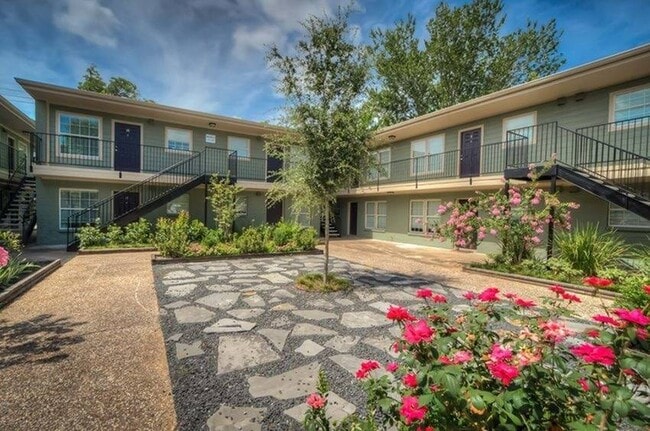 Courtyard - The Heights Collection - 214 W 17th