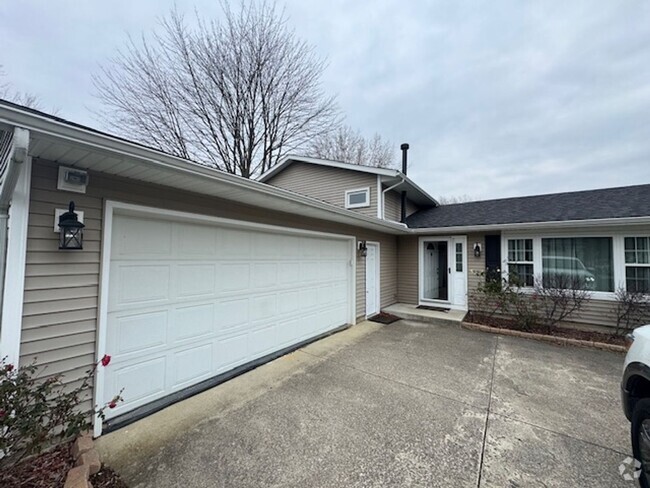 Building Photo - Beautiful 3 Bed - 2.5 Bath - Split Level i... Rental