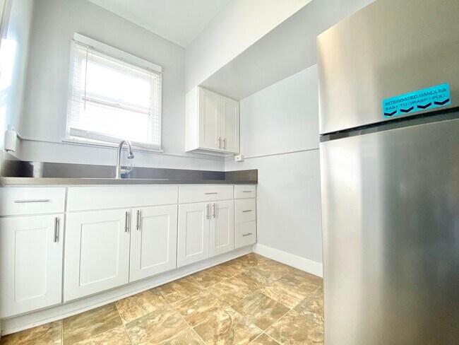 Photo - 1133 S Westmoreland Ave Unit 2