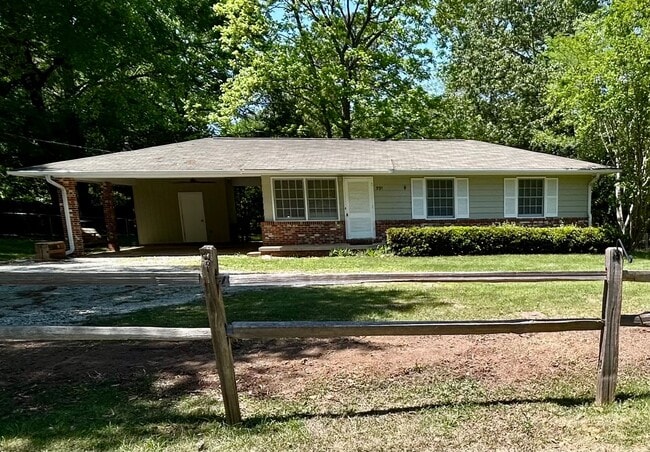 Building Photo - Charming 3-Bedroom Home