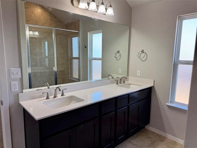 Photo - 225 Graver St