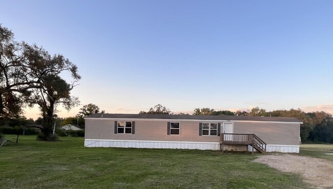 Photo - Charming 3-Bed, 2-Bath Retreat: Spacious 1...