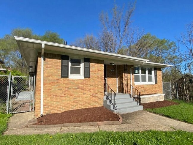 Building Photo - Large 3 Bedroom Home In Gary
