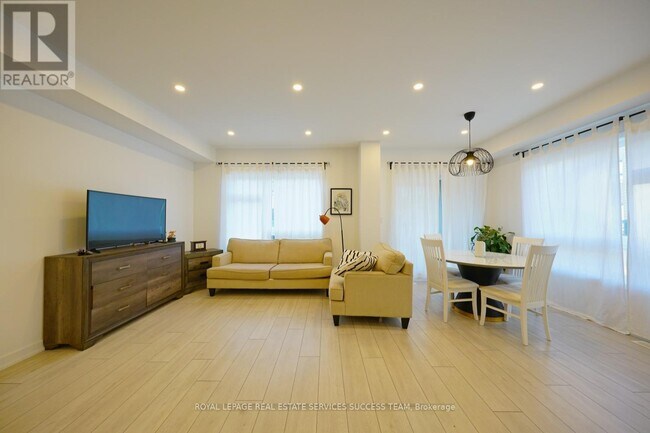 Photo - 3165 Lotus Cmn