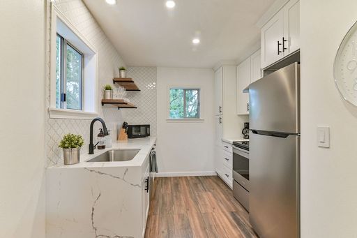 Photo - Beautiful top floor 1 bedroom 1 bathroom apartment on Lower Queen Anne