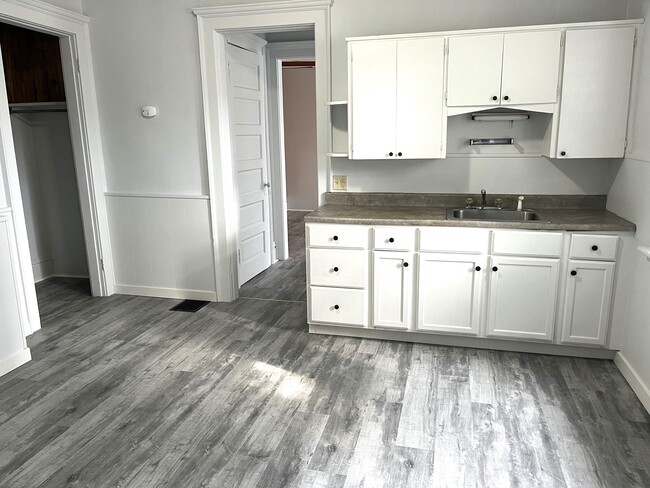 Building Photo - 257 W 8th St Unit 3 Rental