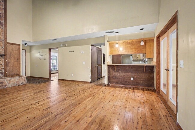 Photo - 302 Bernard Rd