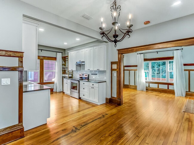 Photo - 419 E 3rd St