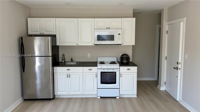 Building Photo - 534 SW 6th Ct Unit 1