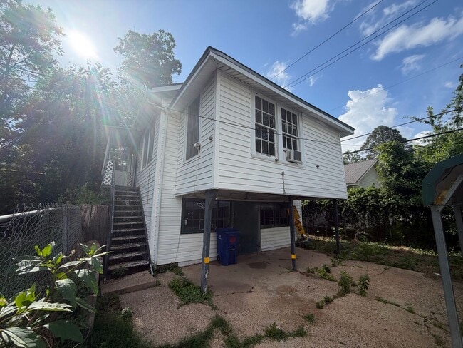 Building Photo - Highland Garage Apartment