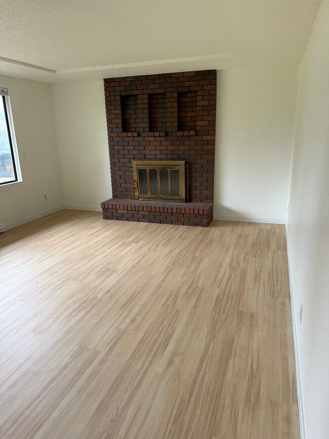 Photo - 3 bedroom 2 Bath All New and Upgraded Easy Access to Shops & Frwy $2900 a Month.