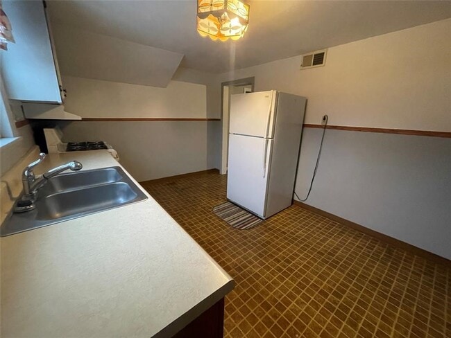 Photo - 1063 W 4th St