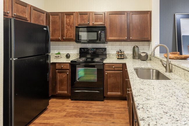 1 BR, 1 BA 779 SF