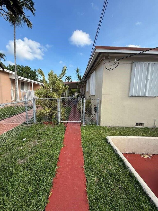 Photo - 1140 SW 9th St Unit 2