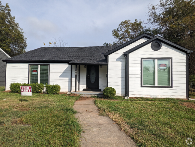 Building Photo - 1009 N Lockhart St Rental