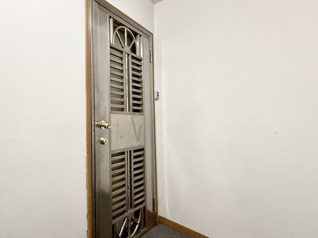 222 W 26th St Unit 205