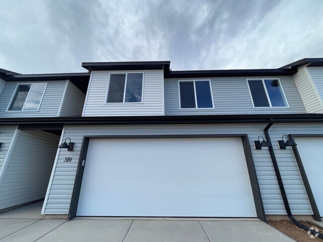 Building Photo - Beautiful Four Bed Townhome!!