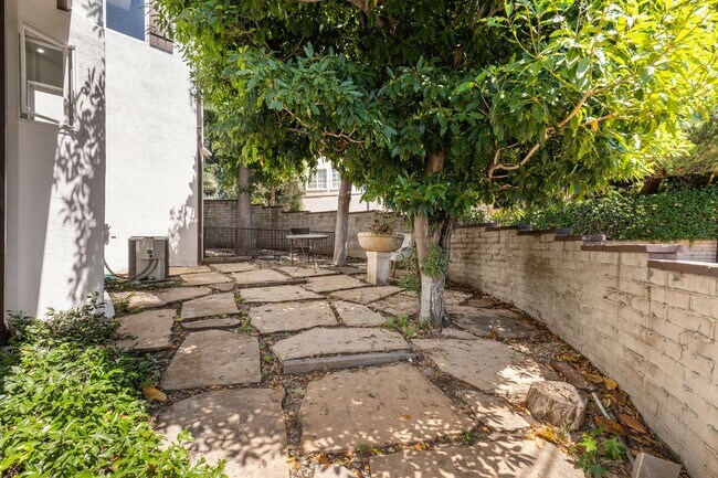 Photo - 1685 Sunset Plaza Dr