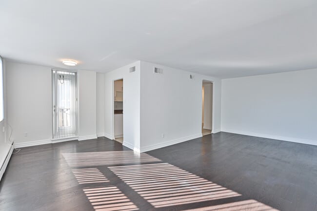 Building Photo - Avenue Road-484