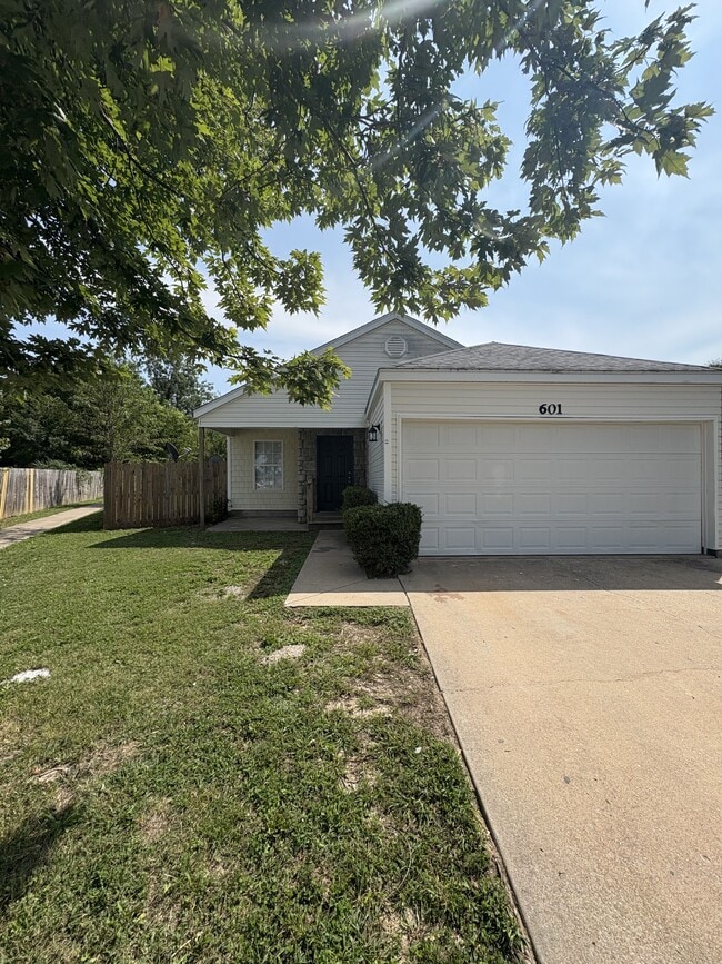 Building Photo - 601 Cedarbrook Ct Rental