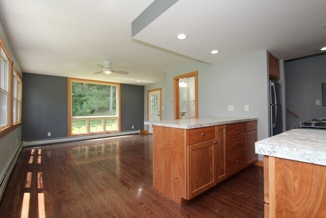 Photo - 137 Parmenter Rd Unit B