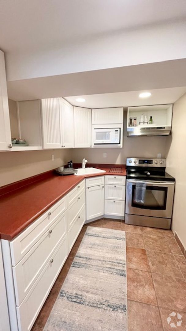 Building Photo - 2 Bedroom/1 Bathroom Garden Level Unit in ... Rental