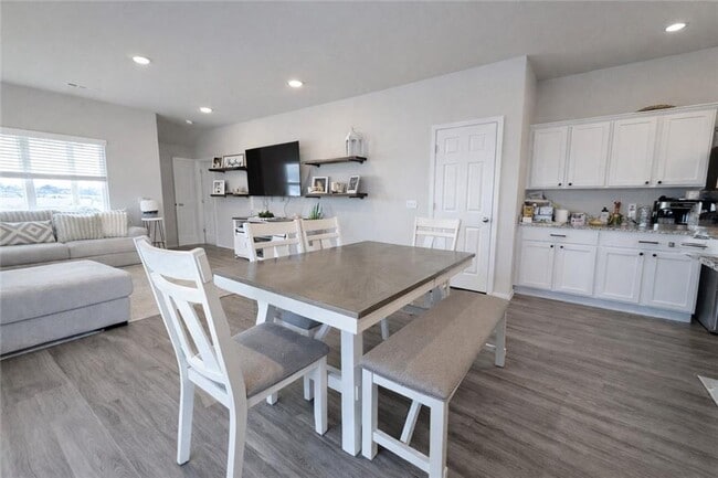 Photo - 208 W Laurel Ave