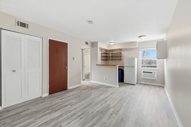 Photo - 695 Riverview