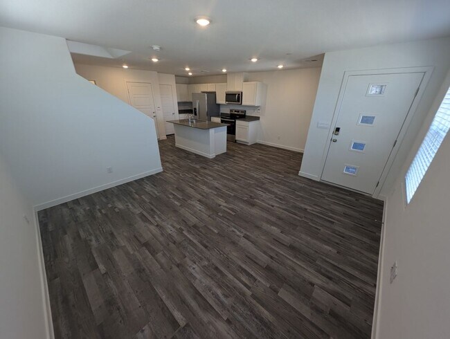 Photo - 484 Golden Myna Ave