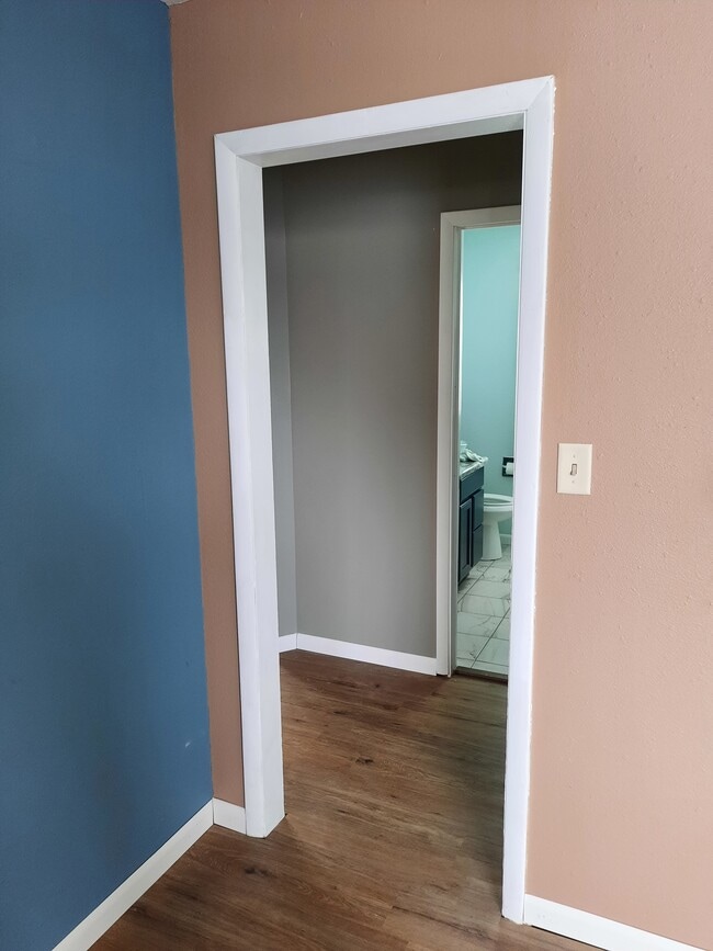 Pasillo - 40016 Linden Dr