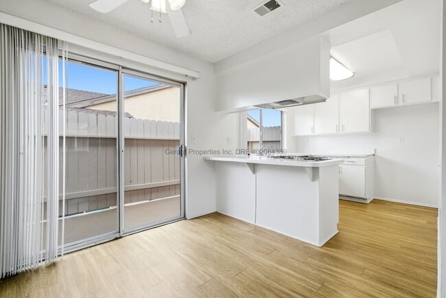 Building Photo - SPACIOUS, GREAT LOCATION, BALCONY, PRIVATE GARAGE Unit #C