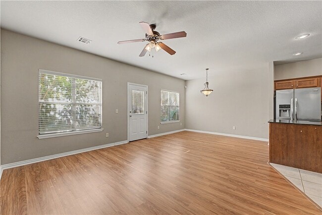3229 W Montrail Pl
