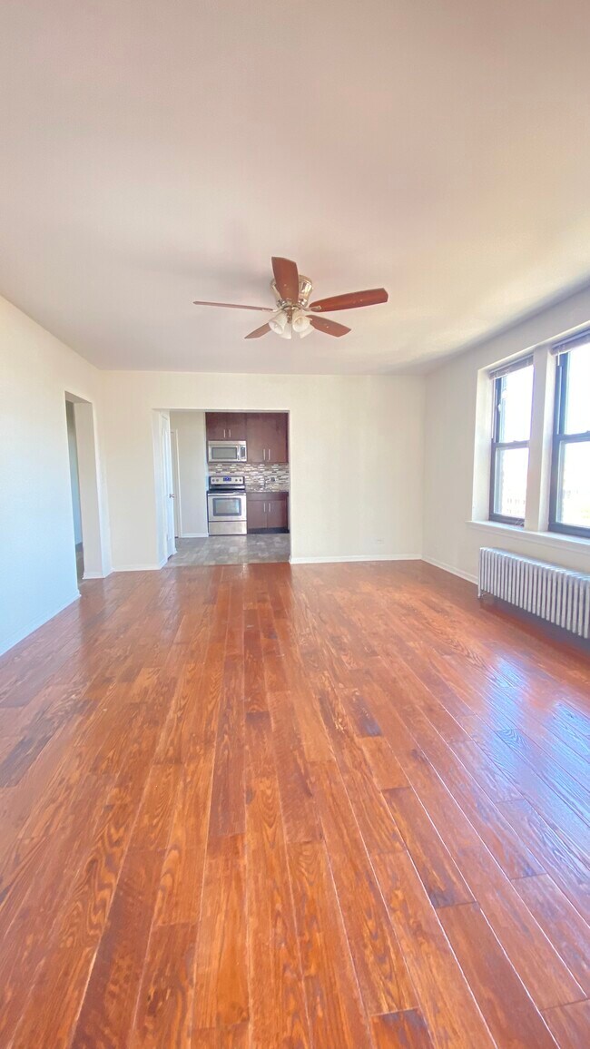 Photo - 3933 N Clarendon Ave Unidad 701PH Rental