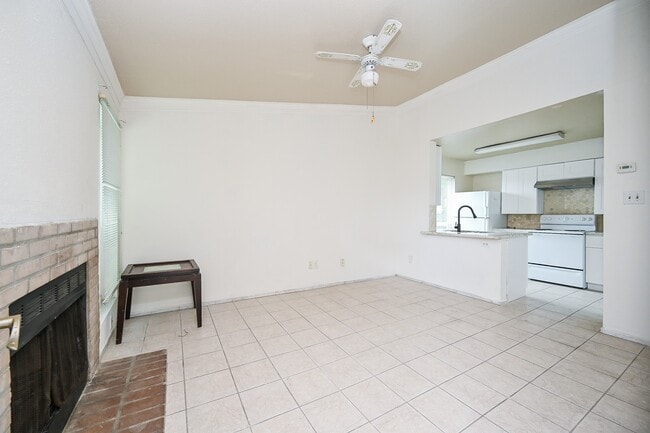 Building Photo - 3900 Woodchase Dr Unit 86