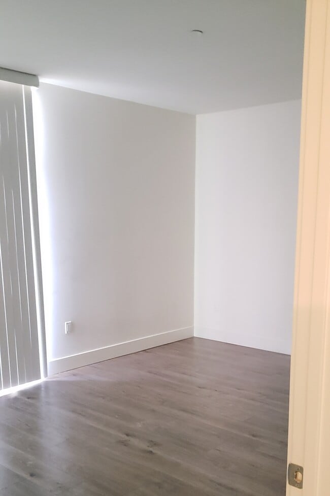 Building Photo - 13833 Oxnard St Unit 14