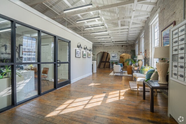 Oficina de arrendamiento - Crown Mill Village Lofts