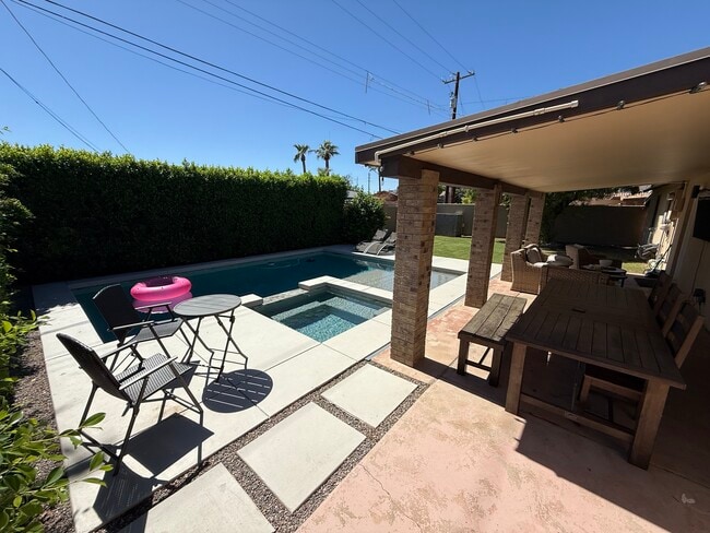 Photo - 8021 E Oak St