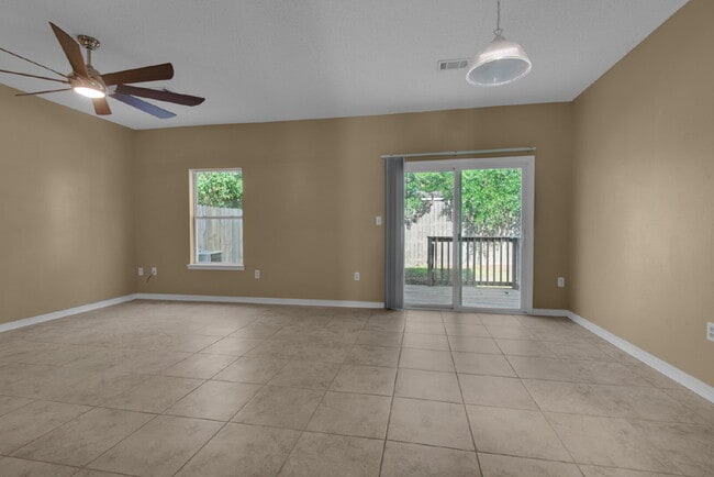 Photo - "Charming 3-Bed Townhouse Retreat with 2.5 Baths in Navarre !"