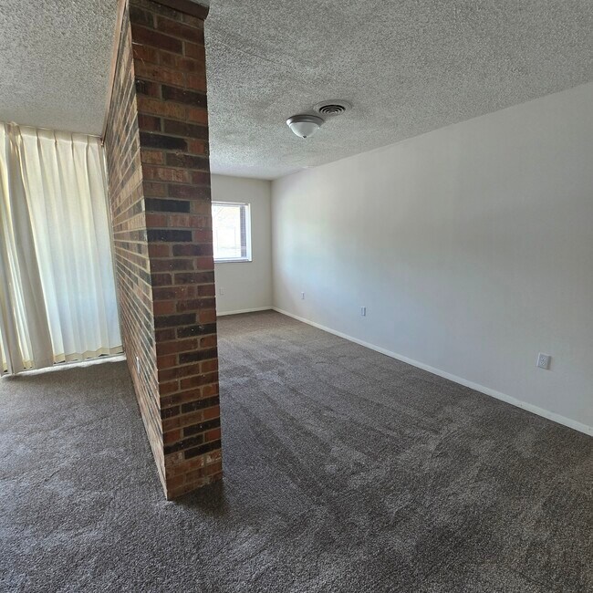 Den in 3 bdrm