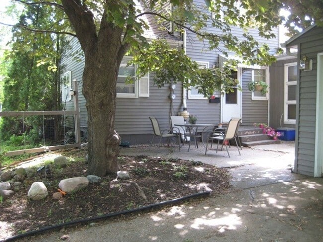 Building Photo - Spacious 1 Bedroom 1 Bath unit close to Downtown Iowa City!