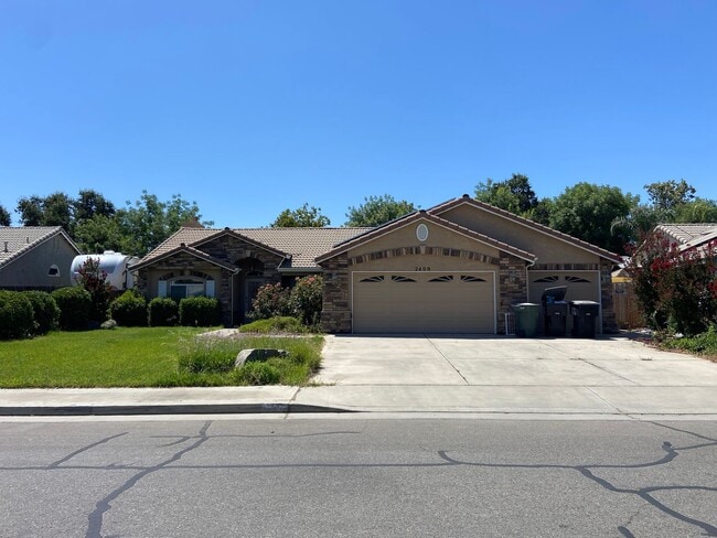 Building Photo - NW Visalia Home with pool Coming Soon!