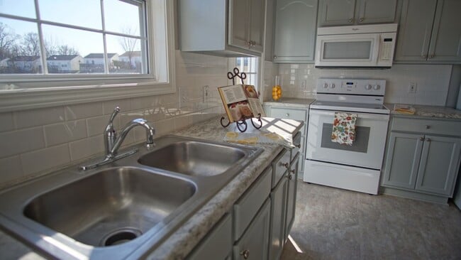 Photo - 3 Bed 2 Bath home with pool and lawncare included for $1850!!!