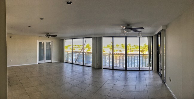 Living Room - 3100 NE 48th St Unidad 314