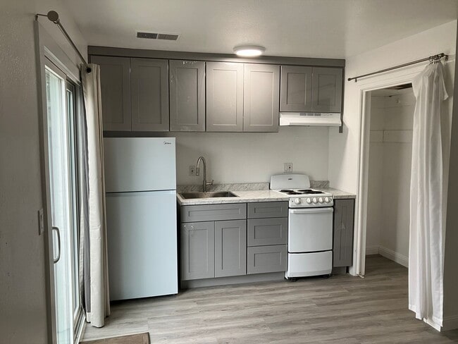 Photo - college410/412 - 7/50/0 - R Unit 412 - Back