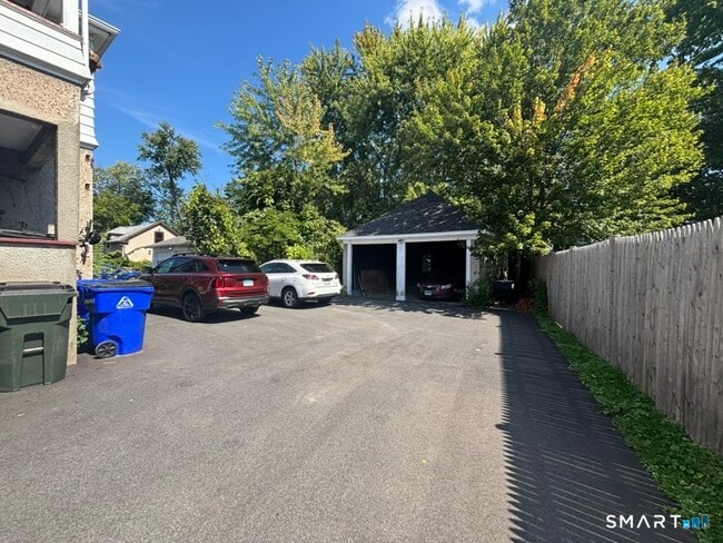 Photo - 62 Quaker Ln S