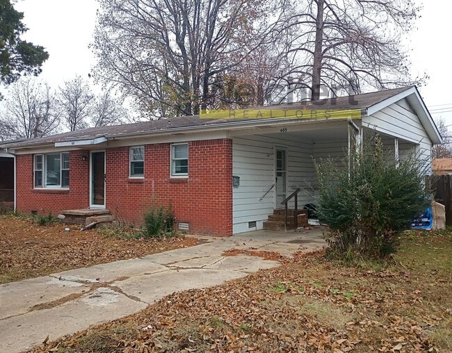 Building Photo - Cozy 2BR Home with Fenced Yard